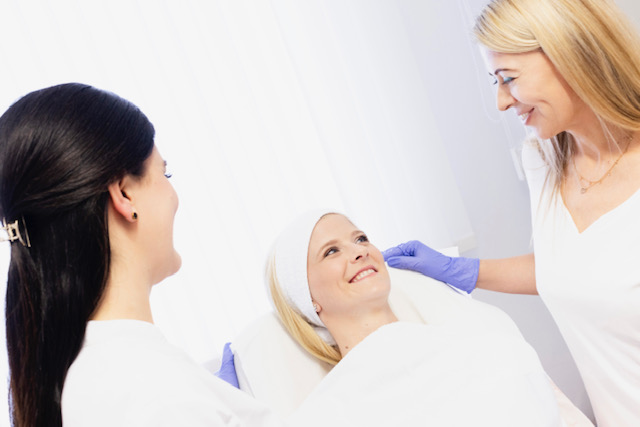 Dr. Martina Aumayr und Team bei der Behandlung – Ordination Korneuburg