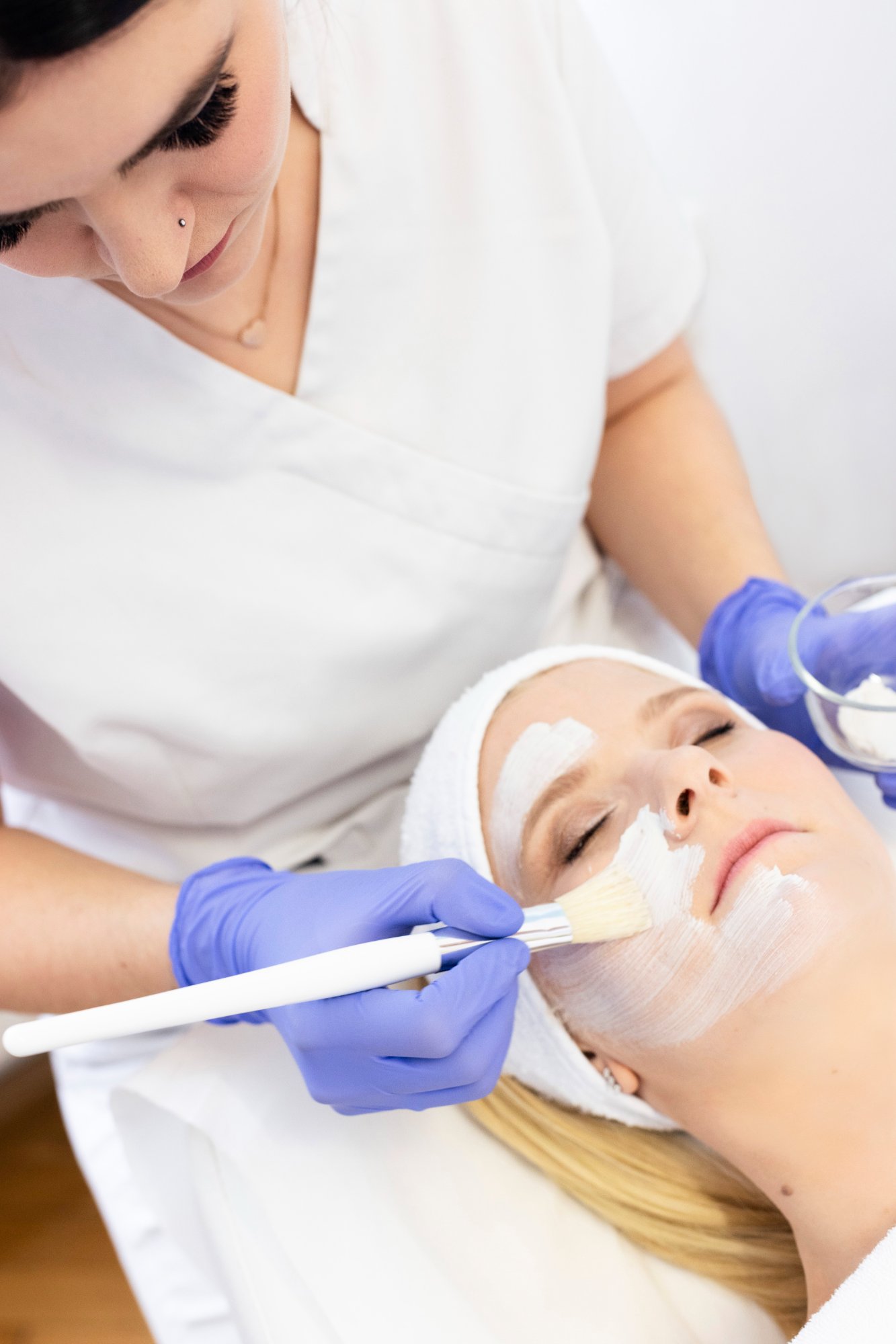 Kosmetische Behandlung – Gesichtsmaske in der Ordination Dr. Aumayr